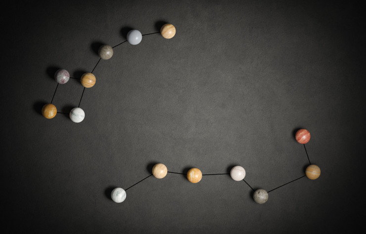 La tendance astrologie est évoquée à plusieurs niveaux par la collection céleste de Salvatori.