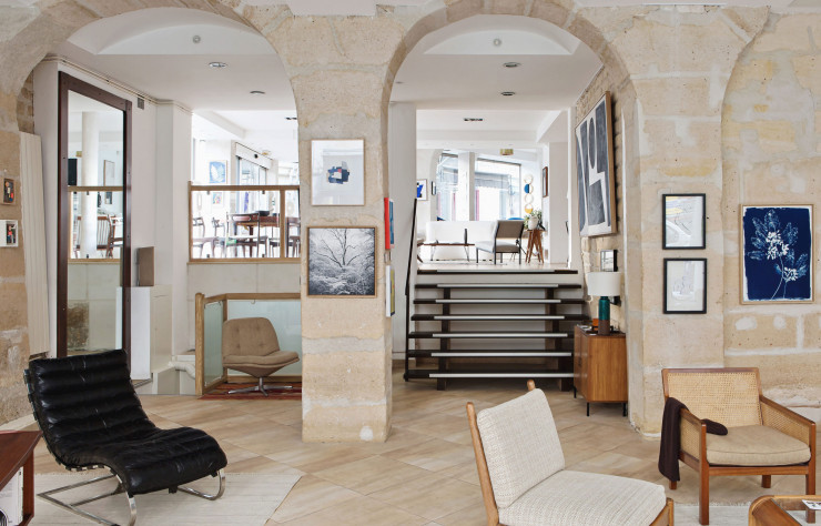 Dans la galerie Wilo & Art y sont exposés tant des artistes et très abordables que du mobilier vintage, le tout organisé autour de petites scénographies.