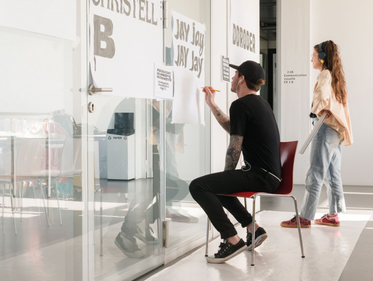 Des étudiants de la HEAD faisant un atelier peinture.