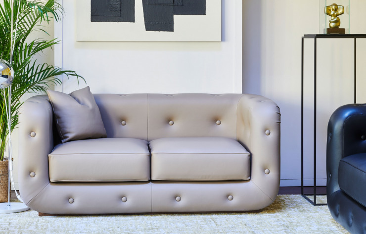 Le Chesterfield a été l’occasion pour le designer de remettre la technique du boutonnage au goût du jour.