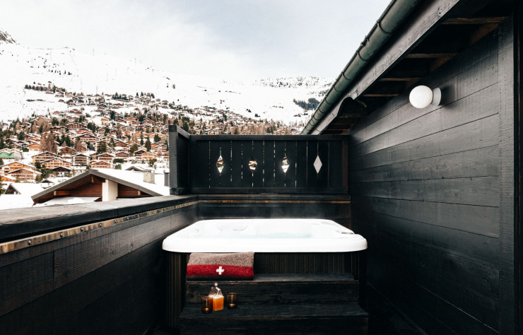 Pour admirer la vue sur les cimes ou le mont Combin, la plus grande suite possède un bain à remous sur son balcon. Une vraie friandise.