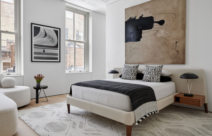 Le meubles et oeuvres d’art soulignent le volume de l’espace.