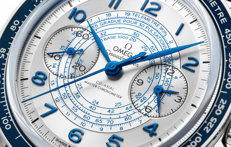 Le cadran en gros plan de la montre Speedmaster d’Omega.
