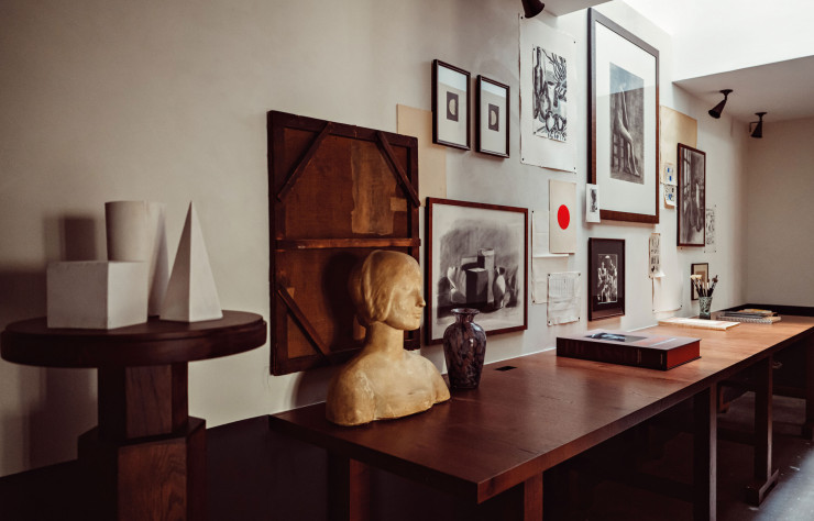 Dans l’atelier de l’hôtel des Académies et des Arts, la table en bois mesure 10 mètres de long.