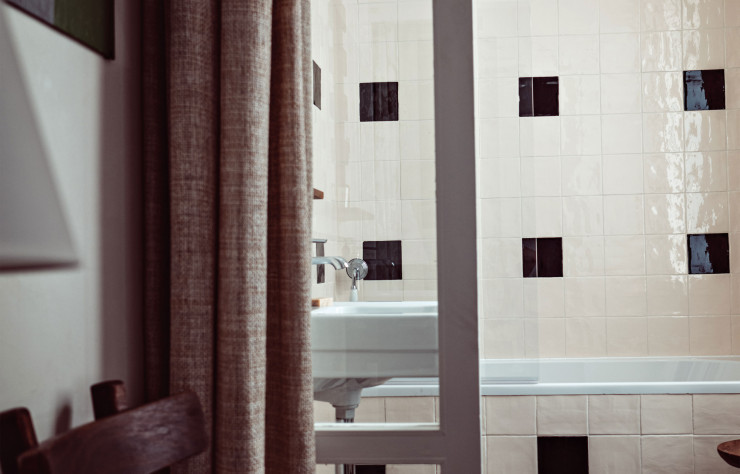 Les carreaux en terre cuite font le charme des salles de bains de cet hôtel.