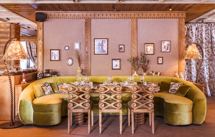 Une seule image suffit à expliquer la richesse du décor de Bambini : un canapé fougère audacieusement arrondi enveloppe une table et ses chaises sculpturales. Tout autour et en arrière-plan : du tartan et des photographies suranées.