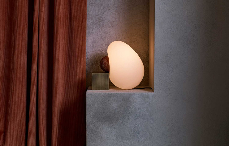 Lampe Dimple, en verre, en laiton et en marbre par Anna Karlin.