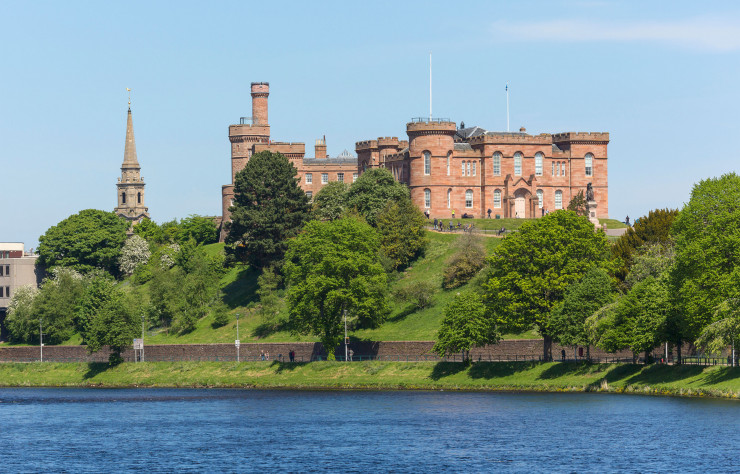 Au bord du fleuve Ness, le château en pierre rouge d’Inverness, construit sur les ruines de celui qui servit de décor, dans la pièce de Shakespeare, au meurtre de Duncan par Macbeth.