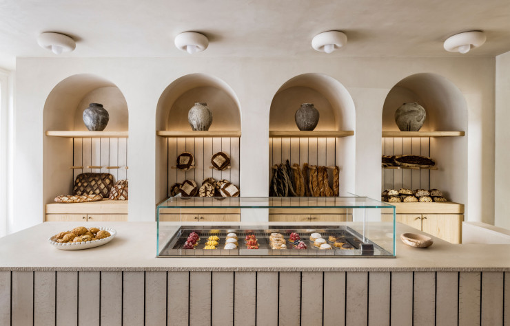 La dernière boulangerie Liberté (Paris VIIe) traduit la philosophie de l’architecte d’intérieur. On retrouve le bois, la pierre et le grès, notamment à travers des éléments émaillés selon la technique du raku au résultat aléatoire.