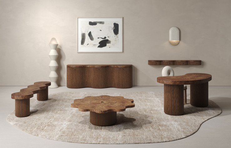 La collection « Ary » en loupe de chêne, un matériaux-paysage, exprime à la fois rigueur et douceur. Lampe de sol Cone X en plâtre chamotté et verre texturé.