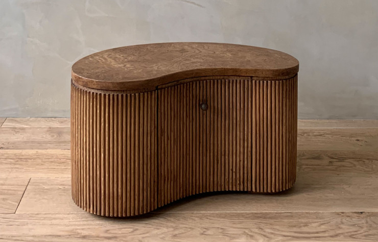 Buffet de la collection « Ary » en loupe de chêne, un matériau-paysage qui exprime à la fois rigueur et douceur.