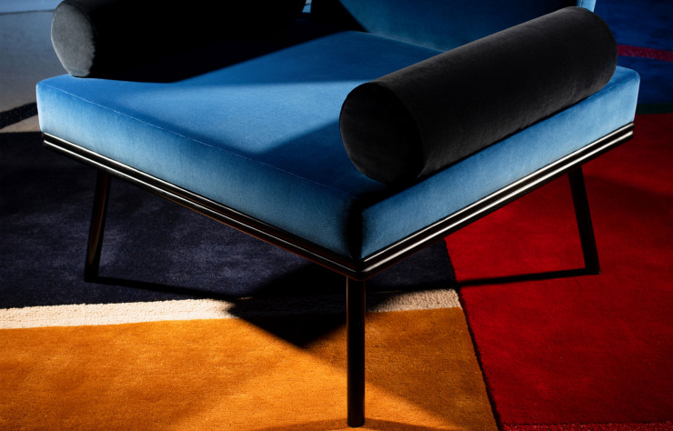 La collection est agrémentée de couleurs vives et d’un esprit japonisant avec des meubles ras du sol.