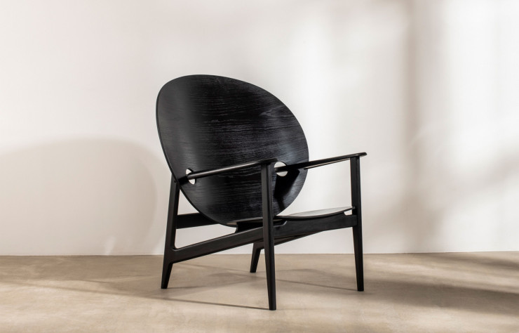 La chaise Iklwa en frêne et en chêne. Un nom qui évoque les lances des populations zouloues, et dont la plastique fait travailler l’imaginaire.