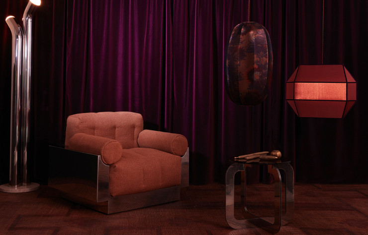 Rideaux Saint-Germain collection Moonlight, fauteuil Mia (Sandra Benhamou) tapissé du modèle Lounge, collection Moonlight et table basse (Sandra Benhamou), lampions réalisés par Maison Carvay avec les modèle Bengale et Fever, collection Moonlight, lampadaire Marc Dibeh (Dimanche Sept, Boon Paris), sculptures François Champsaur (Maison Intègre).
