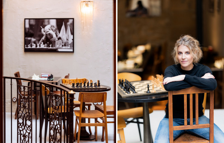 Au Blitz Society, tables laquées noires de Sandra Benhamou et chaises chinée.