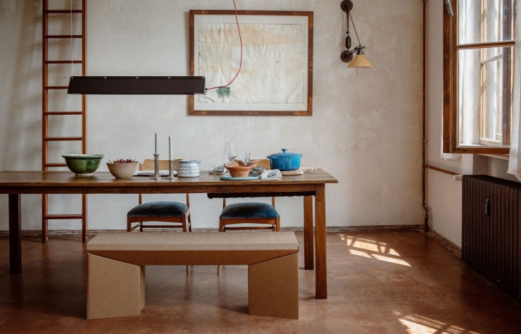 Polyvalent, ce banc en carton peut également faire office d’étagère ou de table basse.