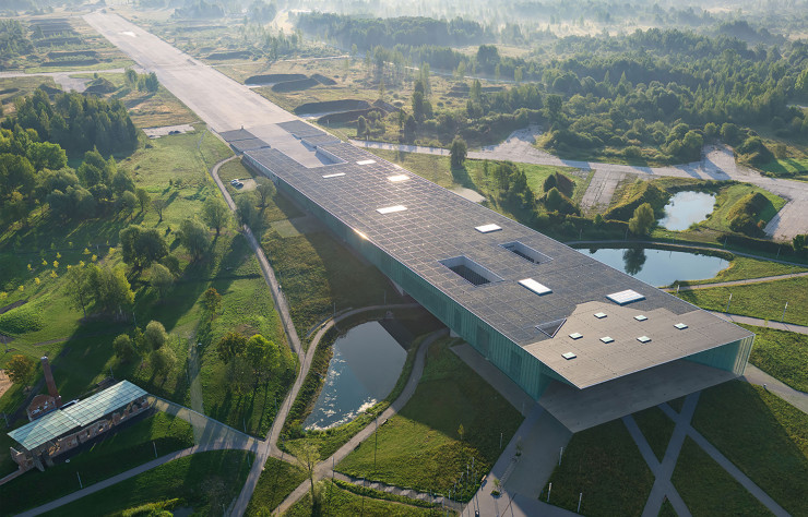 Le Musée national estonien « s’envole » vers le ciel en bout de piste de décollage.