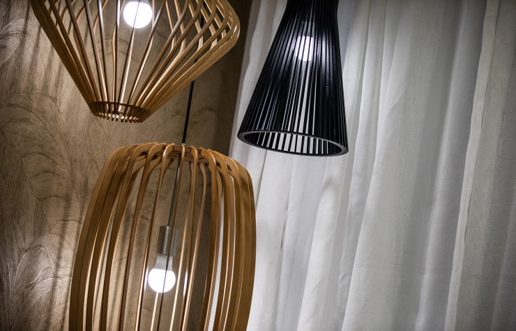 Dans chaque chambre, les détails de la décoration sont souvent façonnés dans le bois, qu’il soit flotté ou exotique.