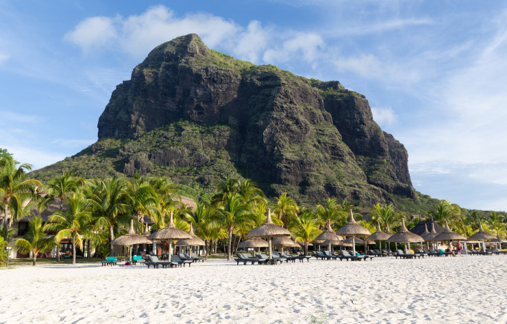 Le Dinarobin Beachcomber a pour voisin direct le Morne-Brabant.