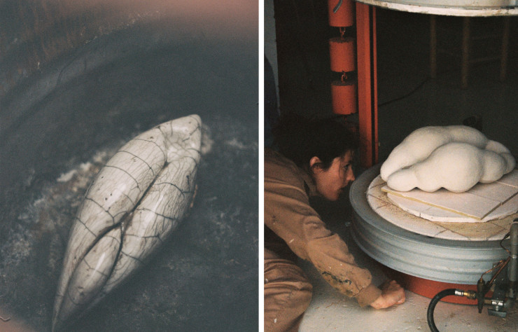 L’artiste utilise trois méthodes pour la cuisson de ses poteries : la cuisson au four à fumée, le Raku et la cuisson de la céramique en fosse.