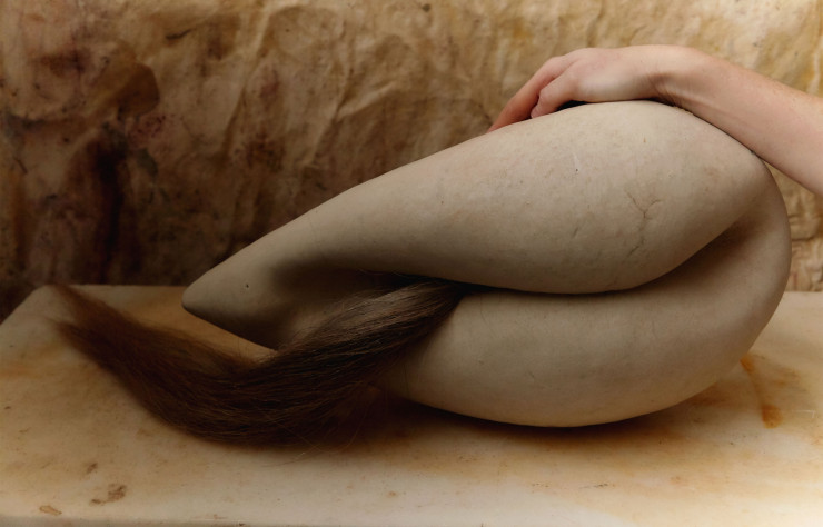 La sculpture en grès Bérénice cuite à haute température et émaillé.