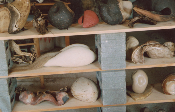 Les oeuvres de la sculptrice exposées dans son atelier.