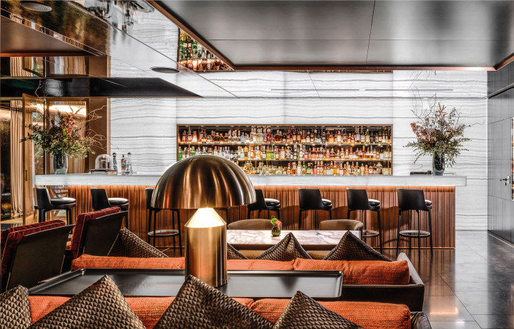 L’hôtel Bulgari,  ne fait pas exception : le bar reste un rendez-vous privilégié où s’incarne l’élégance et l’esprit de la maison.