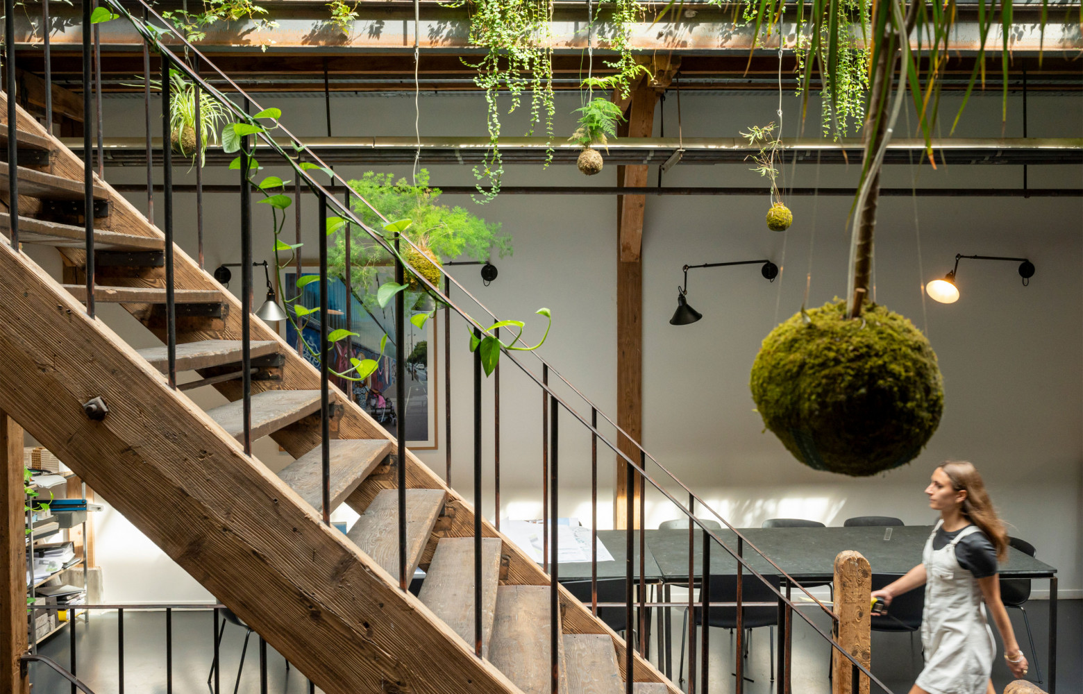 Dans le XIe arrondissement parisien, l’agence ChartierDalix est installée dans une ancienne halle industrielle (6 m x 47 m) que les deux...