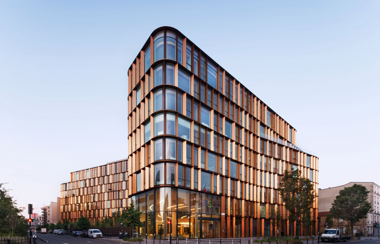 En structure bois, les bureaux de la ZAC Montjoie, à Saint-Denis (93), et leurs deux jardins en...