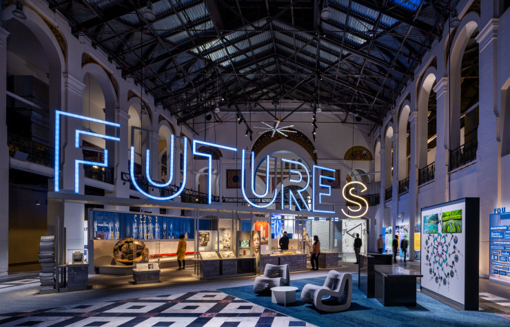 Vue de l’exposition « Futures », au Smithsonian’s Arts and Industries Building,à Washington, scénographiée par l’architecte DavidRockwell.