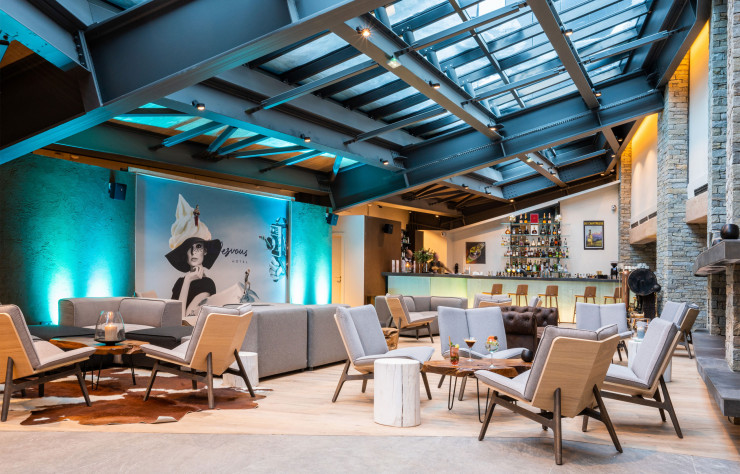 Le lobby alterne à la fois un aspect moderne avec sa grande verrière métallique mais aussi rustique avec sa grande cheminée chaleureuse.