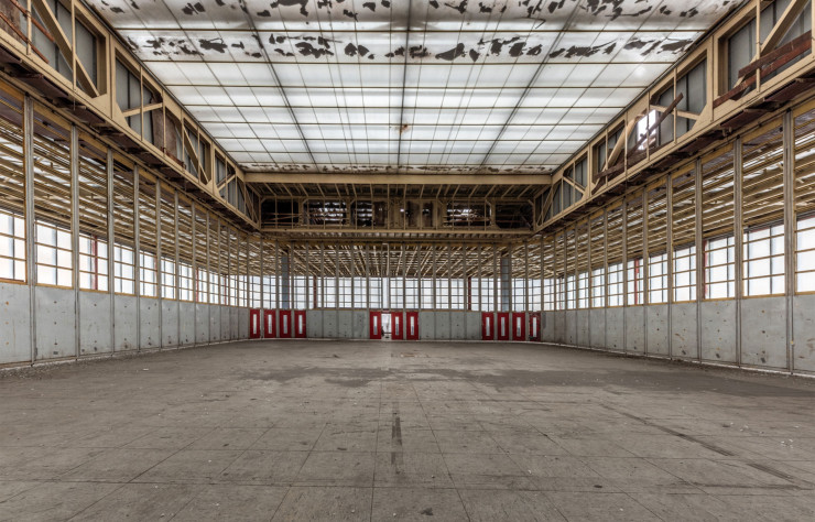 Inoccupée depuis plus de trente ans, la partie supérieure du bâtiment se détériore à vue d’œil. Cet immense espace à la verrière mobile était totalement modulaire.