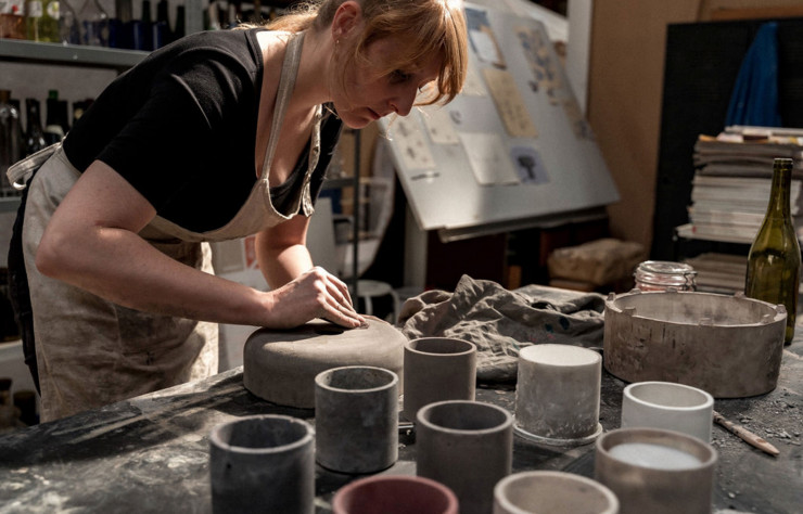 La lampe «Luna» est entièrement confectionnée à la main par des artisans.