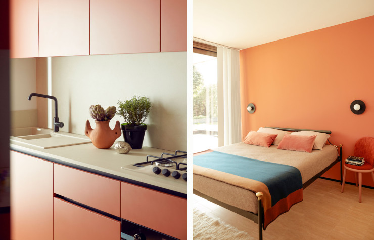 A gauche, la cuisine couleur brique rappelle les teintes chaudes de la chambre.