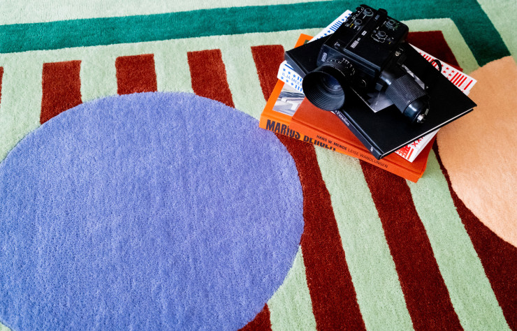 Les couleurs pop de chaque pièce de la collection font référence à l’exubérance du style Memphis.