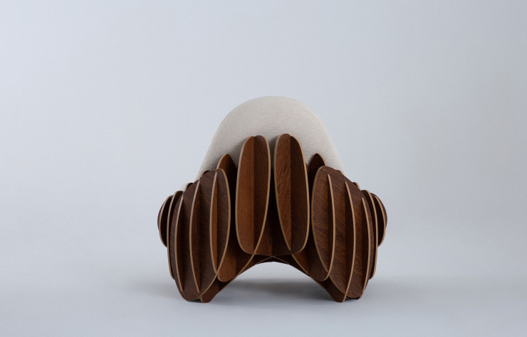 Les pièces en bois multi-laminées s’emboitent les unes aux autres avec habilité.