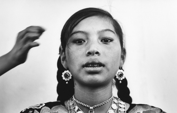 Les diapositives monochromes de l’artiste nous plongent dans son univers, entre reportage photographique et déclaration d’amour à l’humanité.