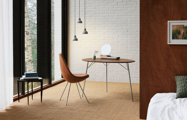 Dans une nouvelle finition grise, la suspension Kaiser Idell, à l’esprit très Bauhaus.