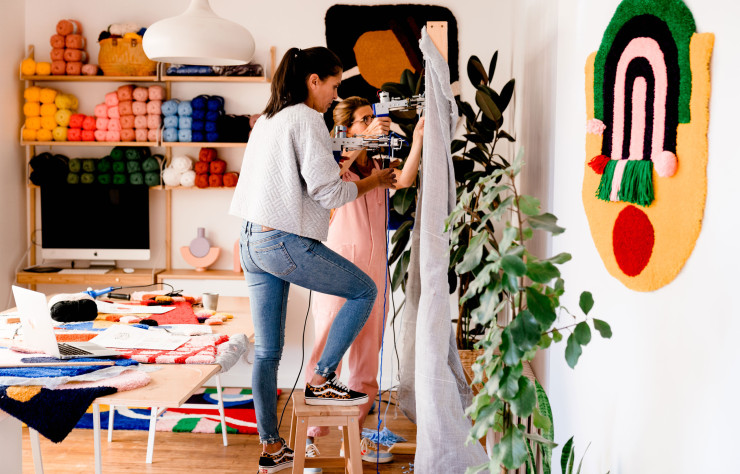 Le tuffetage est un procédé venant d’Asie, appelé aussi le point d’Asie. Ici, le duo réalise une pièce à quatre mains.