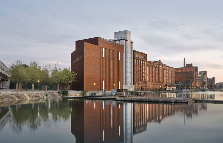 Le MKM Museum Küppersmühle vient se fondre dans le bâtiment existant en s’ajustant aux silos, qui font désormais partie du parcours muséal.