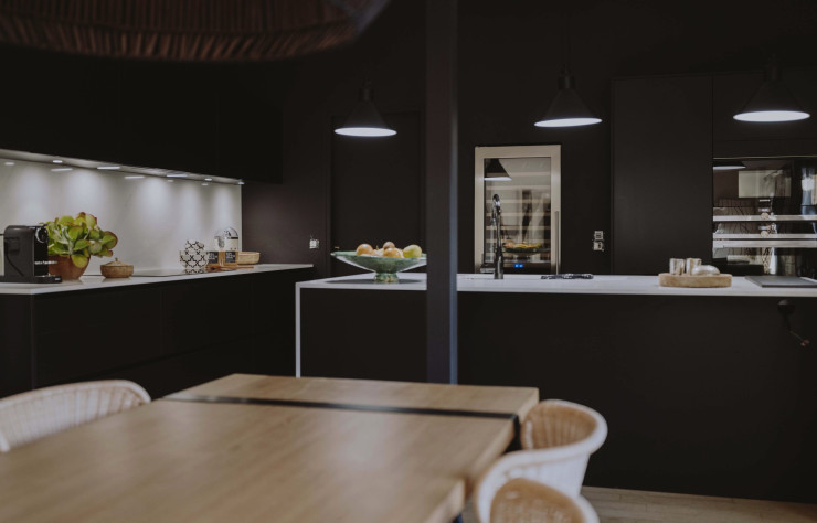 Intégrer harmonieusement une cuisine design noire dans un intérieur bohème et poétique…