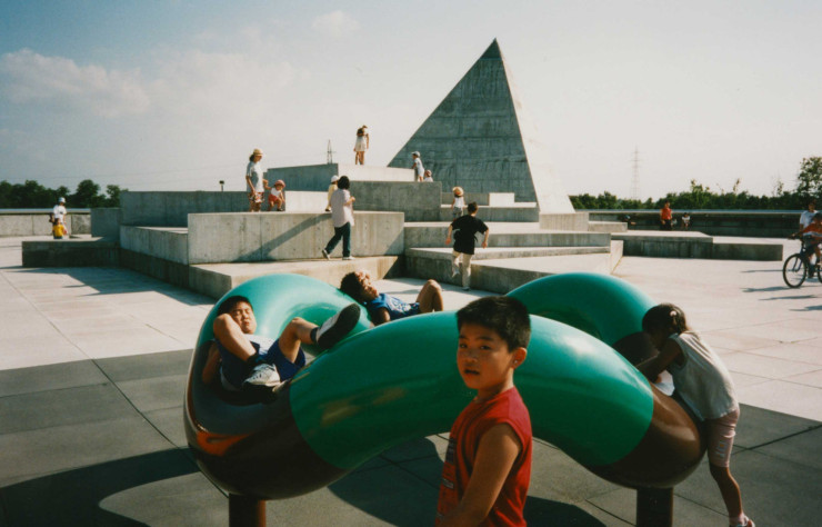 Sculpture ludique au Moerenuma Koen, Sapporo, Japon de 1988 à 2004. Design d’Isamu Noguchi et architecture de Shoji Sadao.