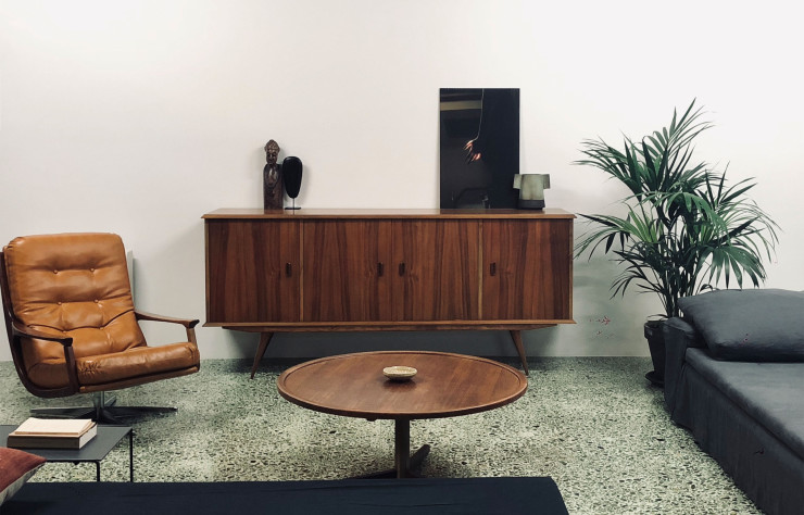 Sur le meuble scandinave vintage, des statuettes dénichés par Eva Papadaki.