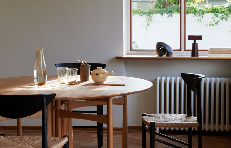 La lampe de banquier intemporelle Caret au sein d’un intérieur chaleureux et design.