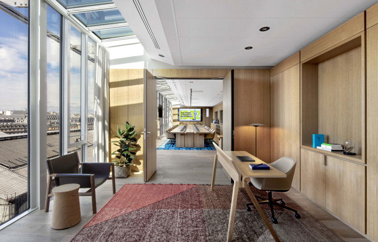 Dans les étages cohabitent salles de réunion et bureaux isolés.