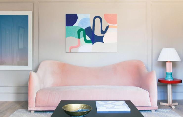 Le salon pur et coloré situé à l’avant de la maison.