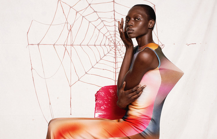 David Sims a capturé pour Loewe les détails fous de la collection printemps-été 2022.