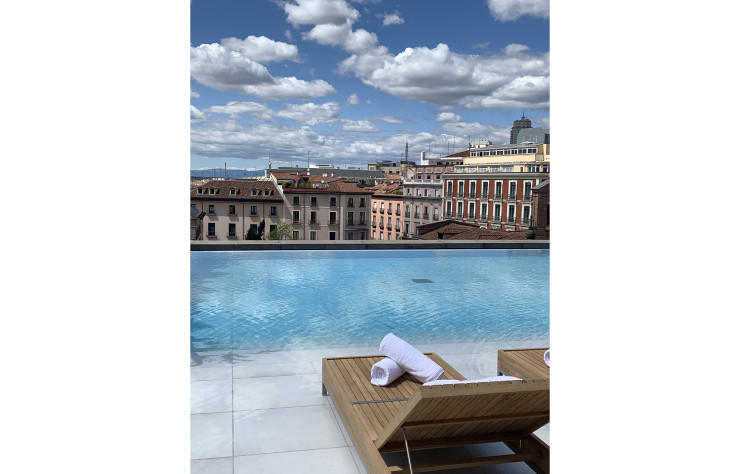 Une piscine coiffe The Madrid Edition.