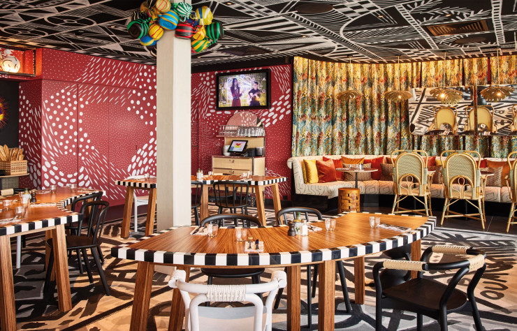Le restaurant du 14e étage de l’hôtel avec ses tables en demie-lune formant une table de banquet.