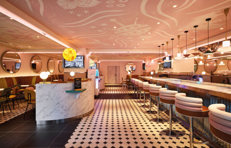 A la manière d’un diner américain, le restaurant marque l’entrée dans l’hôtel Mama Shelter la Défense.